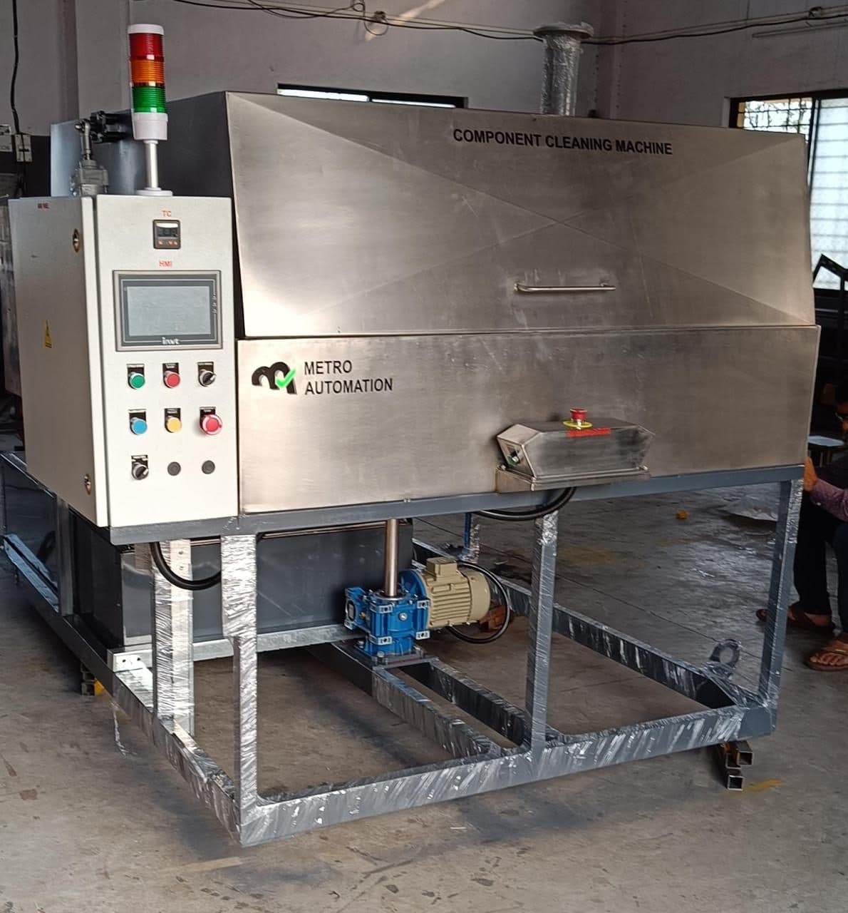Conveyorised industrial component washing machine